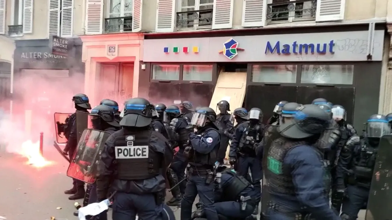 Сблъсъци между полиция и протестиращи в Париж (ВИДЕО И СНИМКИ)