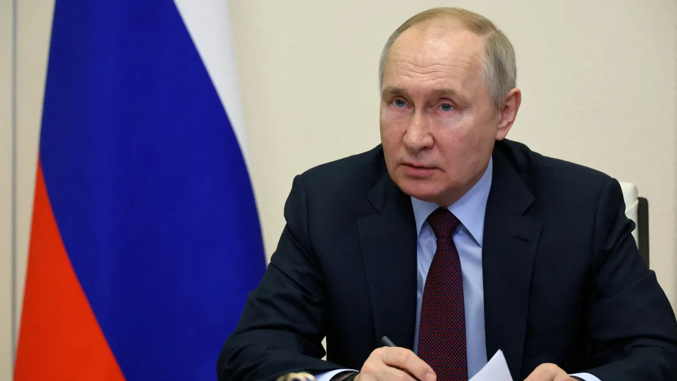 Разпитват фенове в Мелбърн заради знаме с Путин