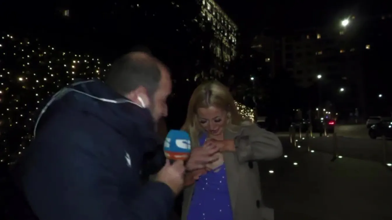 Фенка шокира тв водещ, извади гърдата си в ефир (ВИДЕО)