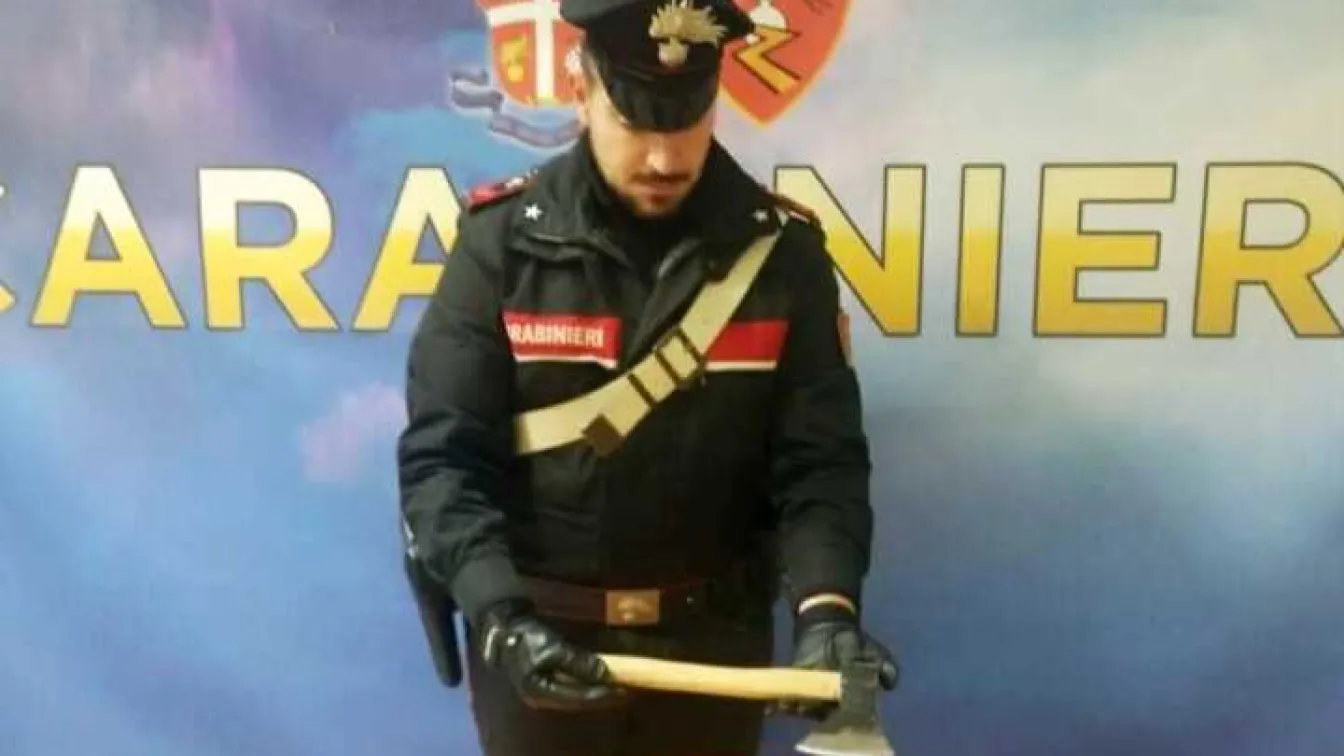 Българка размаха брадва в метрото в Рим, задържаха я