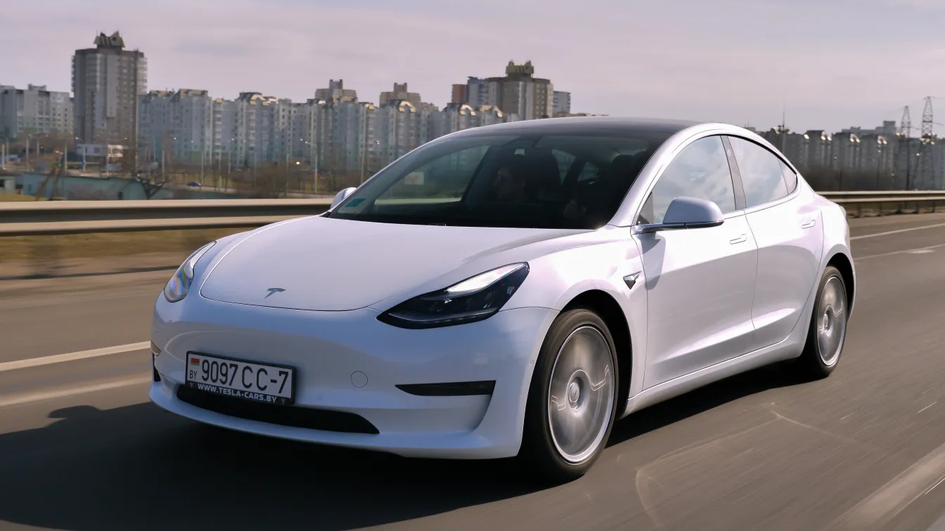 Защо инцидентите с Tesla са повече, отколкото тези с автомобили на бензин или дизел?