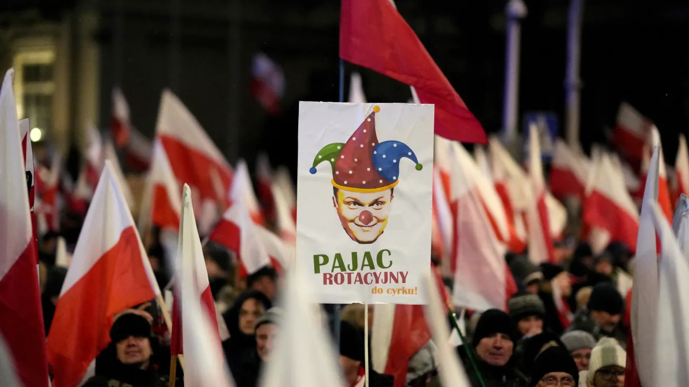 Хиляди на протест във Варшава срещу правителството на Доналд Туск (СНИМКИ)