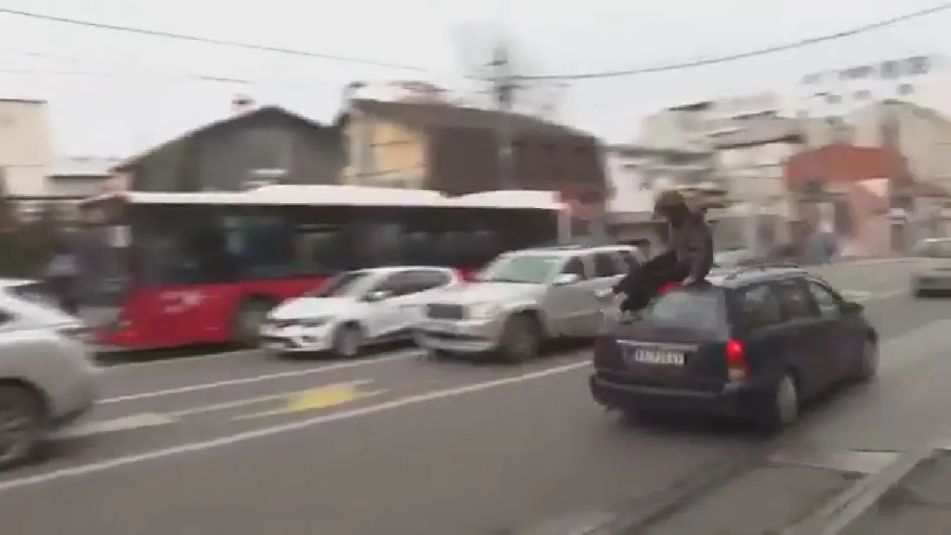 Кола се вряза сред студенти в Белград, качи на покрива си момиче (ВИДЕО)