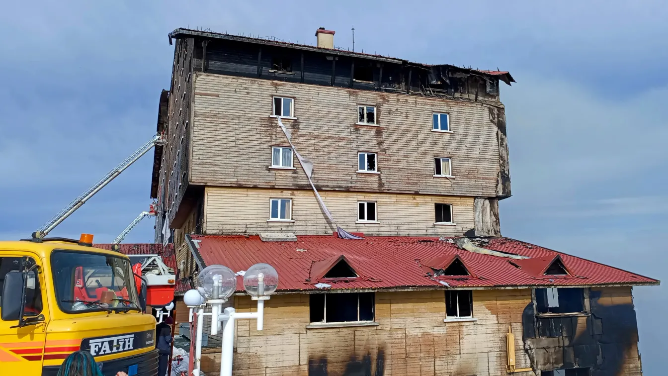 Бели чаршафи, висящи от прозорците: Хора са скачали от горящия в Турция хотел (ВИДЕО)