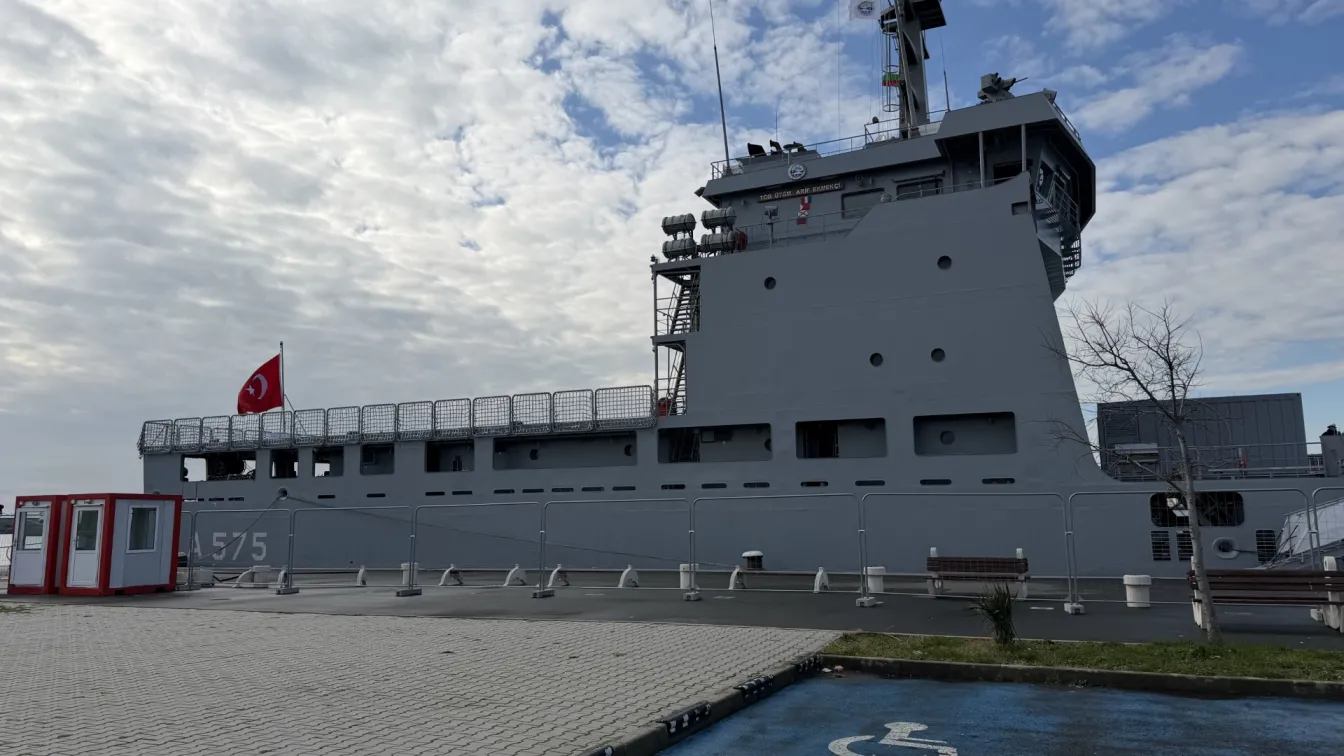 Кораби на турските военноморски сили акостират в Бургас