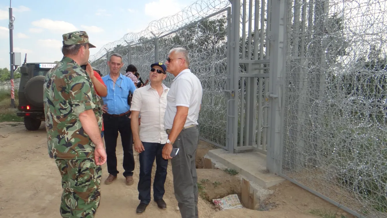 Оградата по границата с Турция е готова наполовина