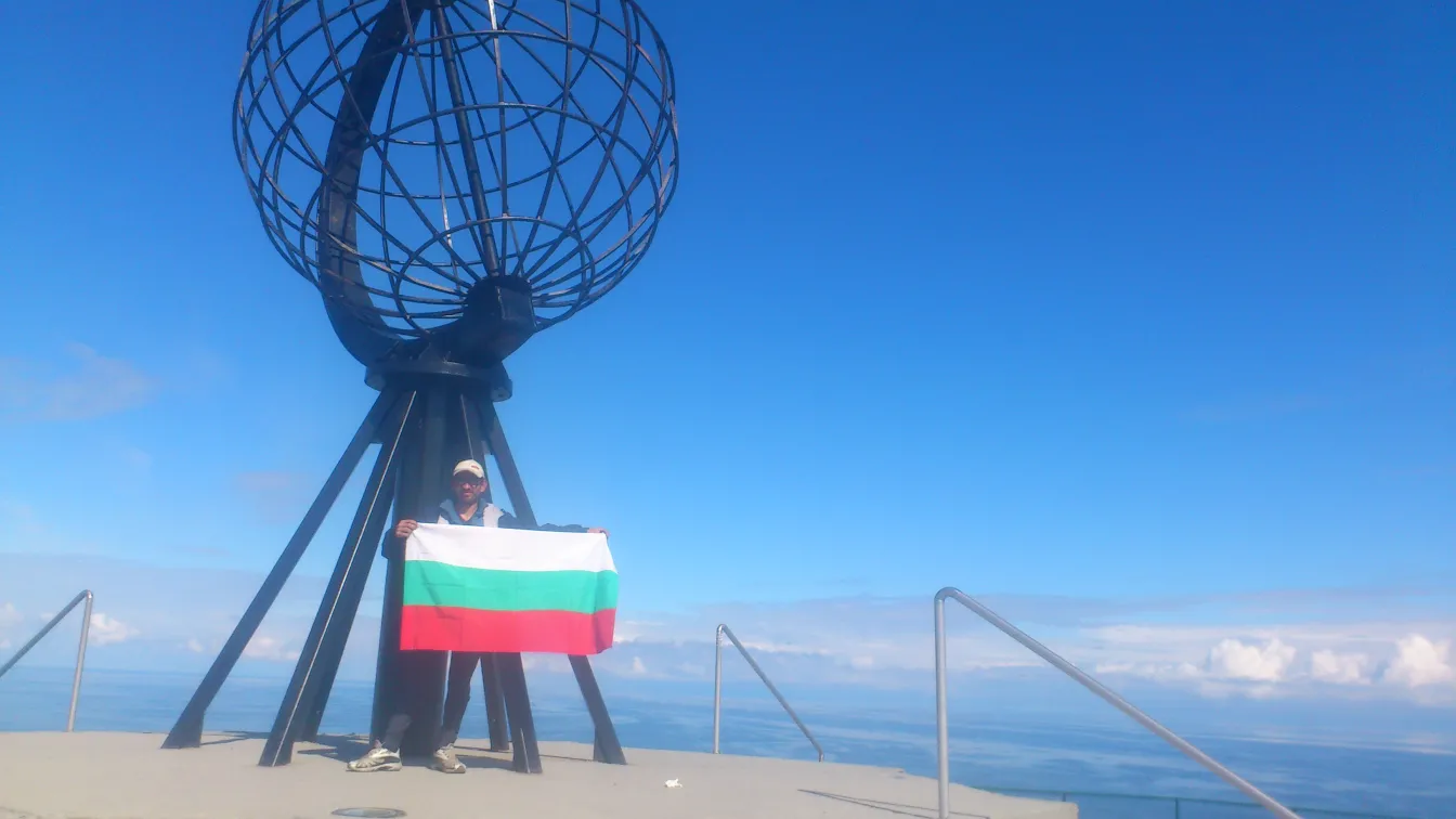 Българският флаг се развя и над нос Нордкап