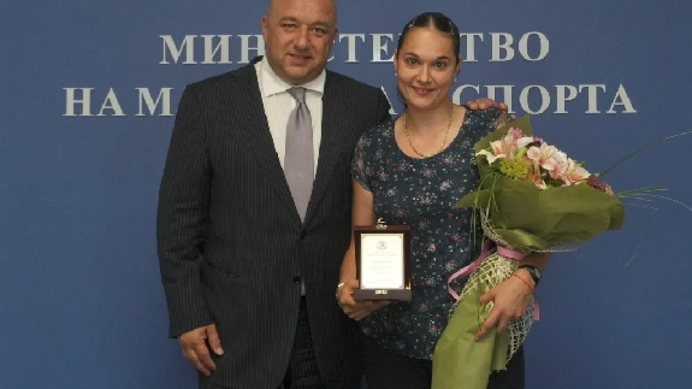 Красен Кралев отличи Петя Неделчева за бронзовия медал от Баку