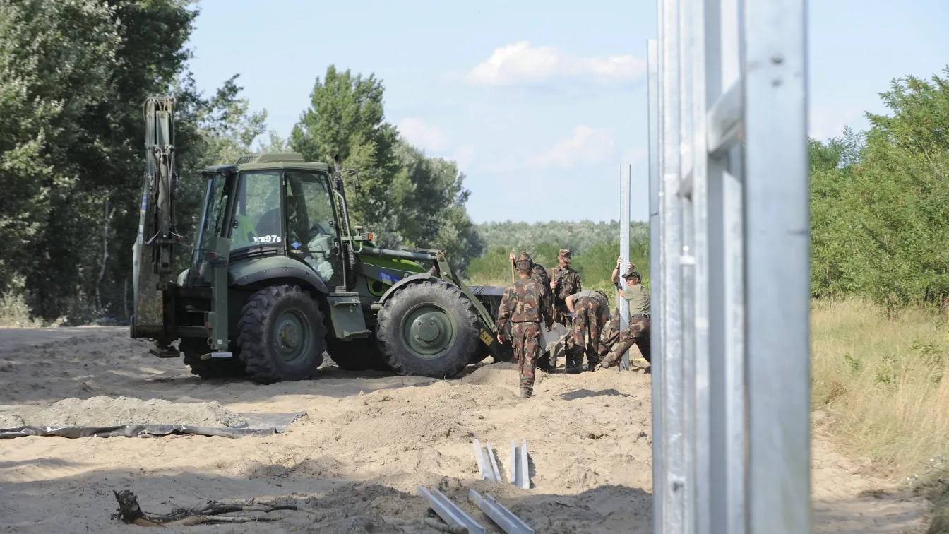 Унгария бърза с оградата по границата