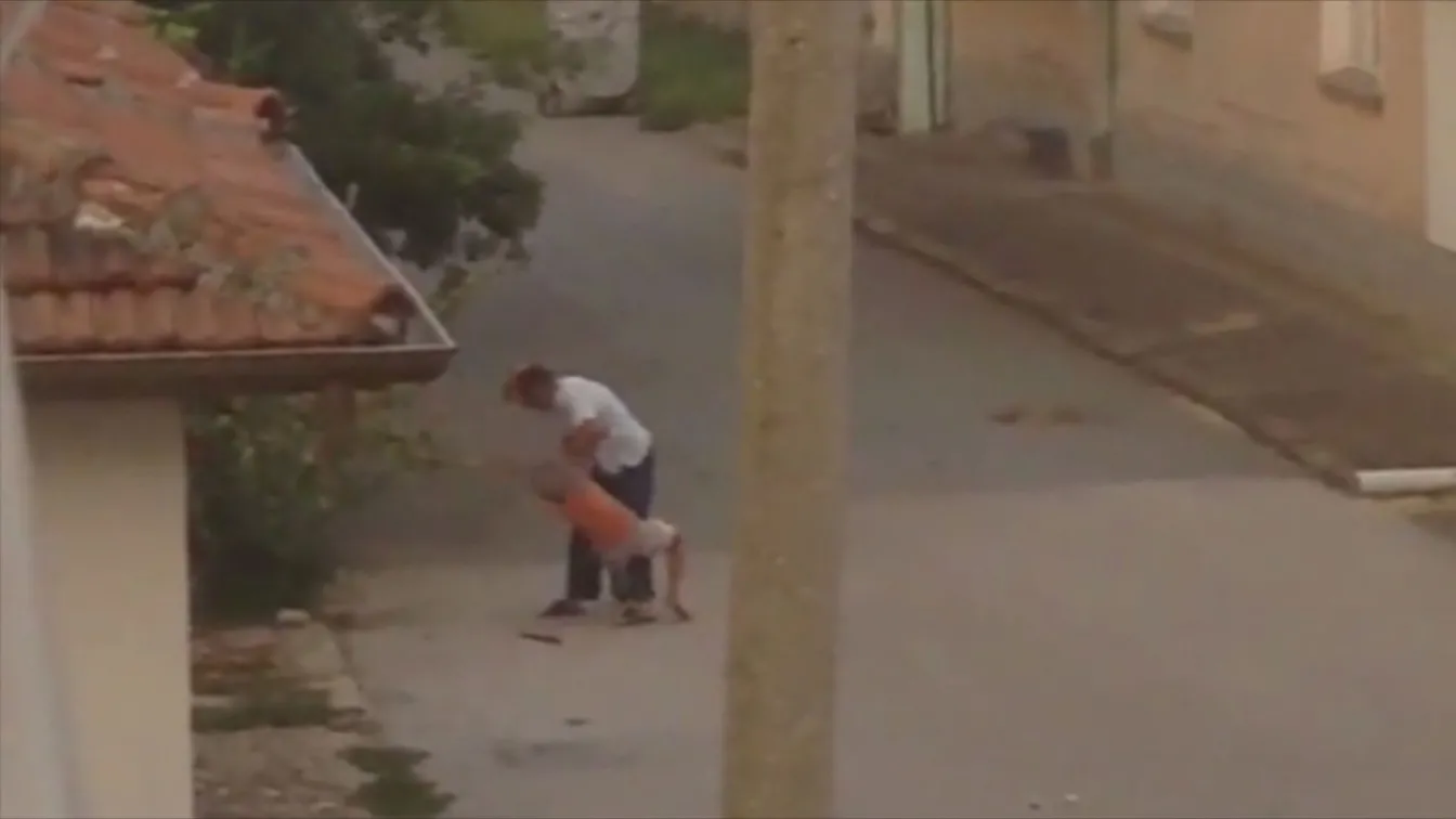 Да пребиеш дете заради сливи (ВИДЕО)