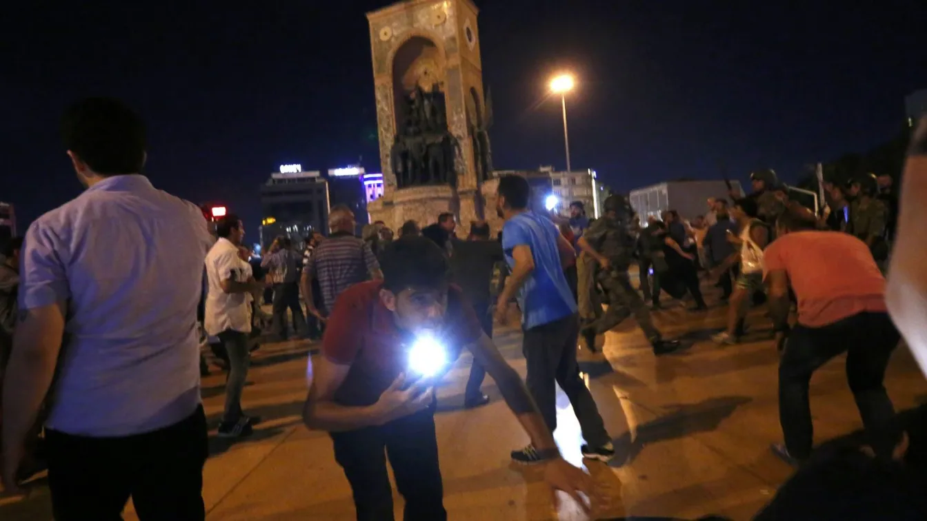 Истанбул: Армията стреля, за да разпръсне поддръжници на Реджеп Ердоган