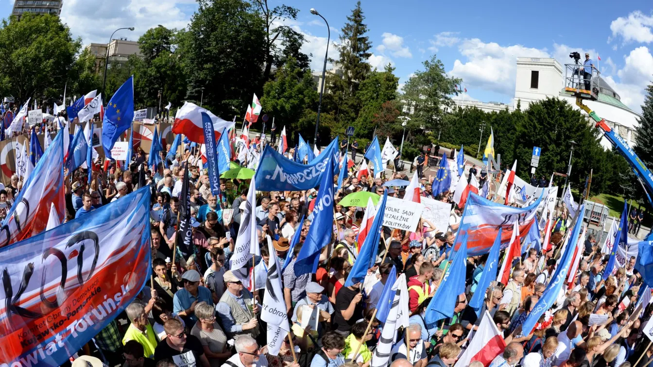 Хиляди поляци на протест в защита на съдебната система (СНИМКИ)