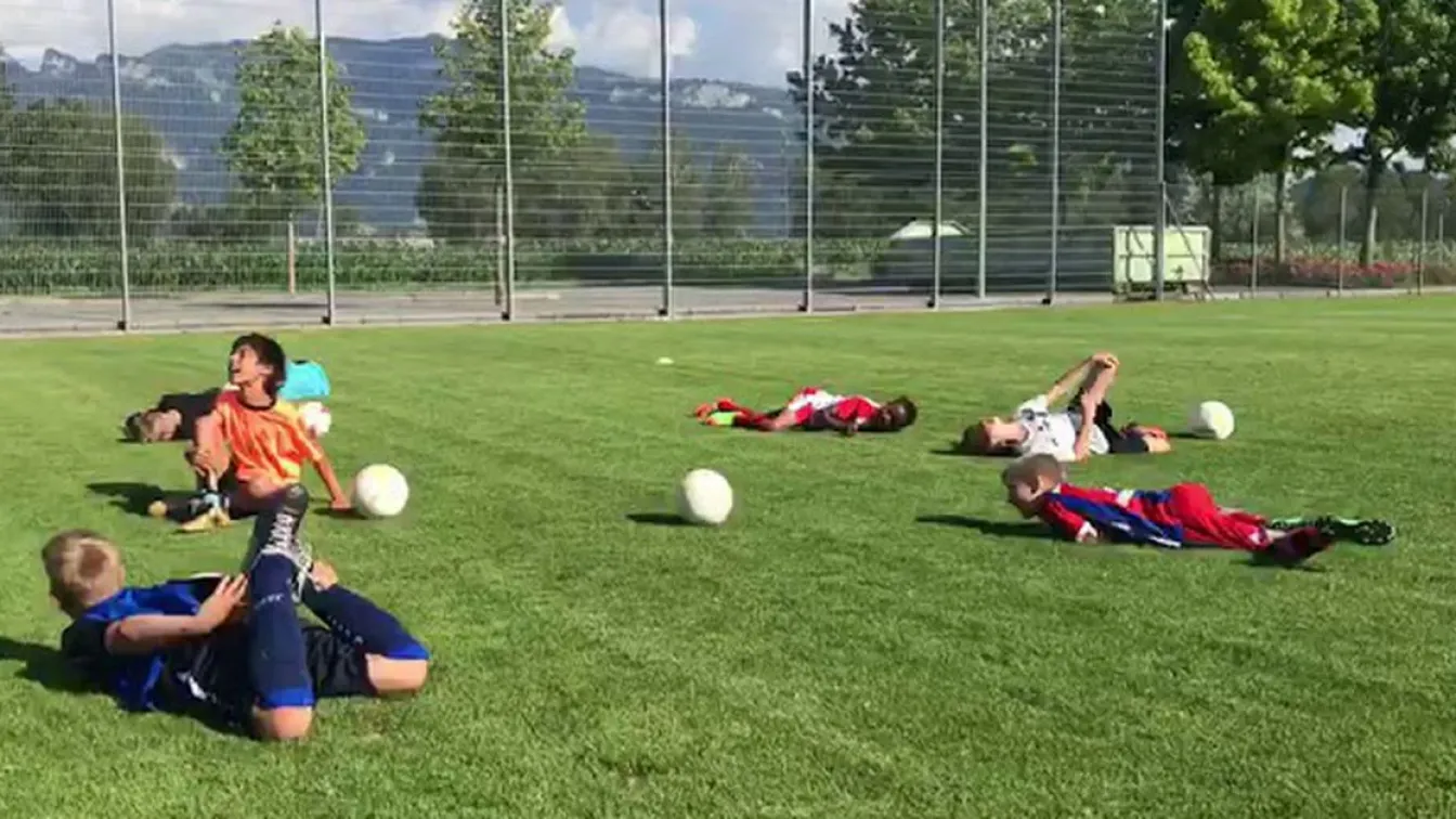 Деца се учат да симулират като Неймар (ВИДЕО)