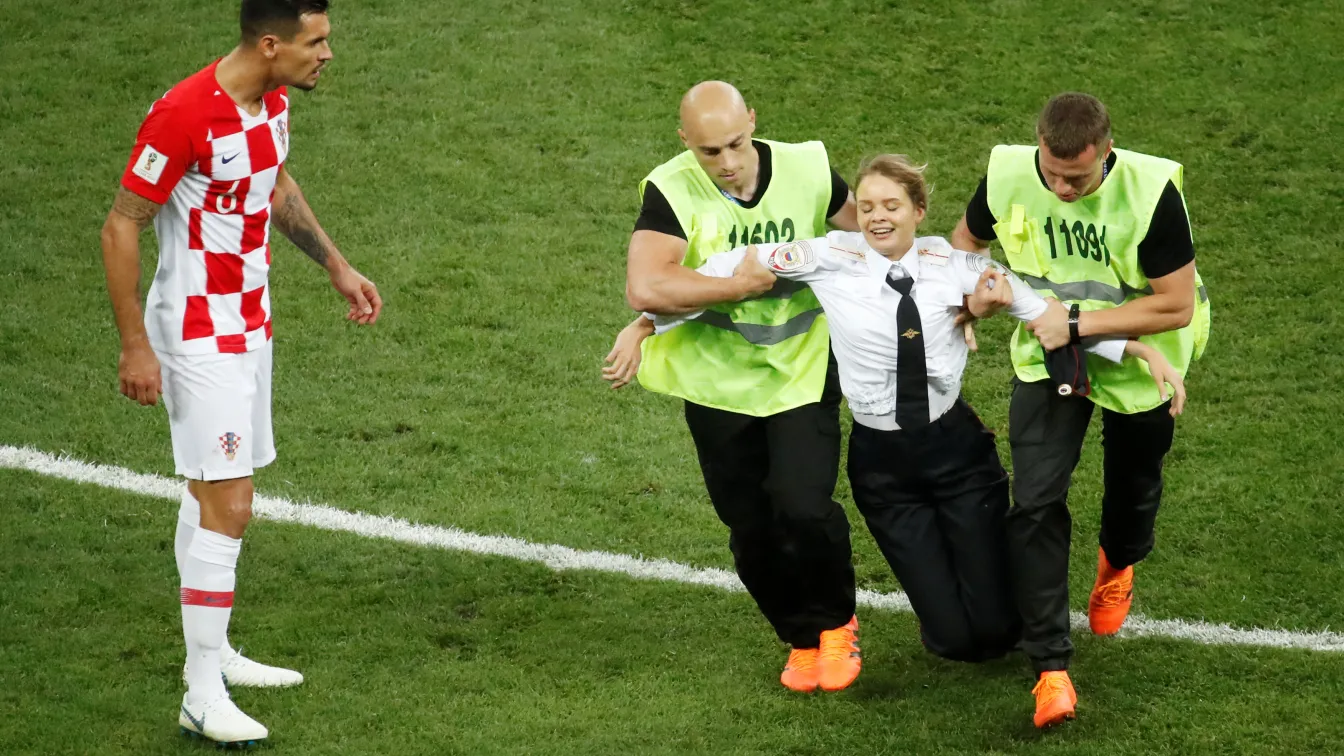15 дни затвор за групата, нахлула на финала на световното 