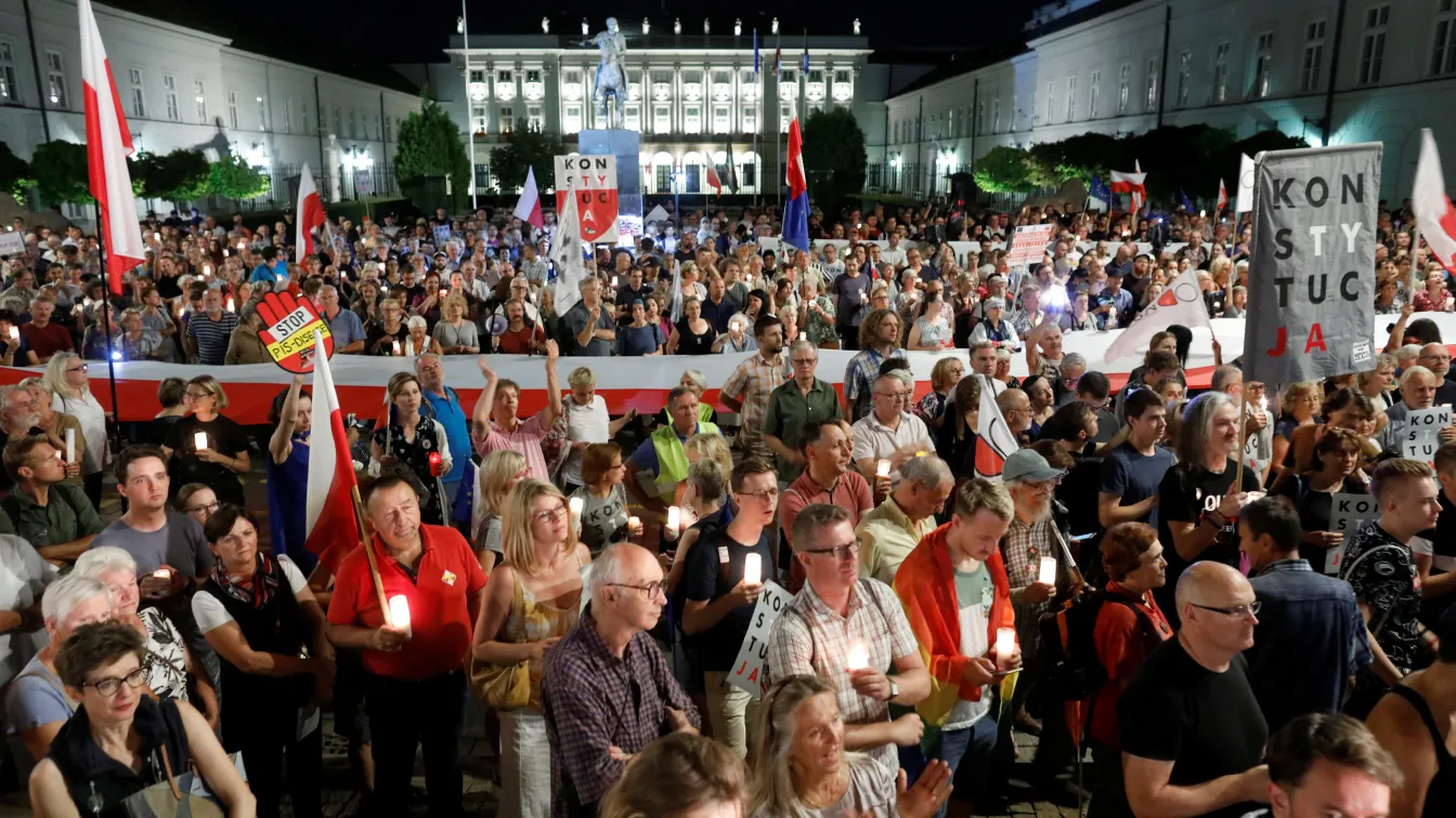 Протести срещу политизирането на съдебната система в Полша