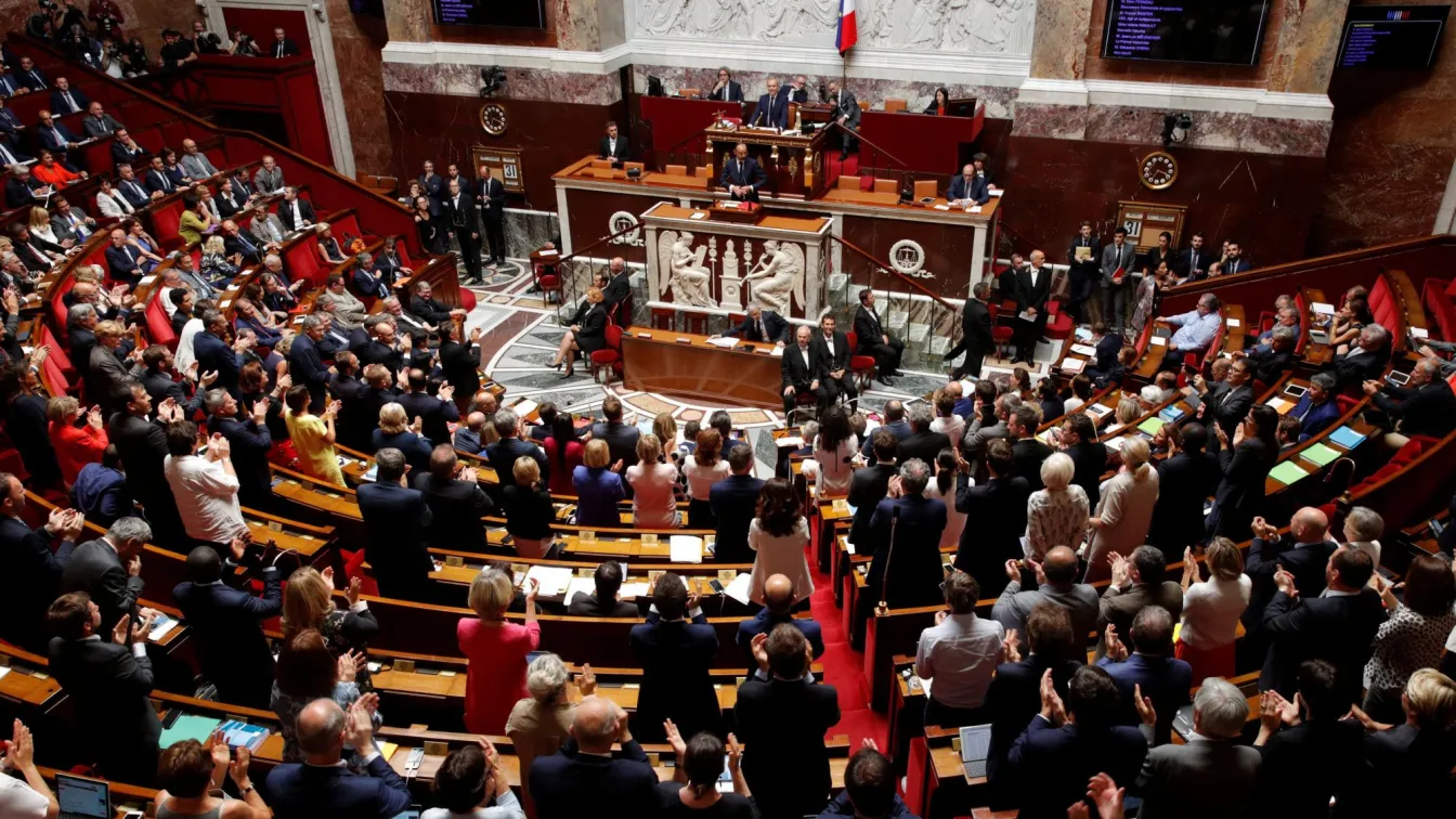 Френското правителство оцеля след два вота на недоверие в един ден 