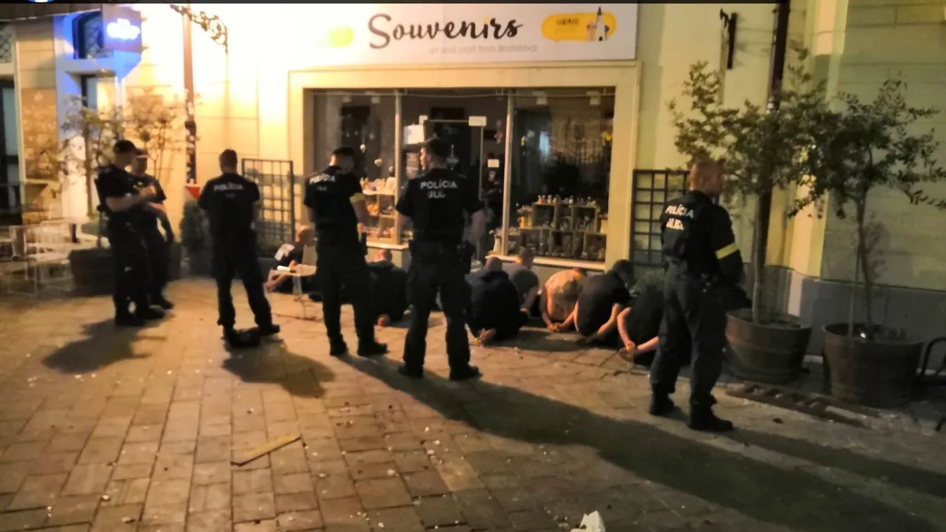 Освободиха задържаните българи, ще бъдат на мача 