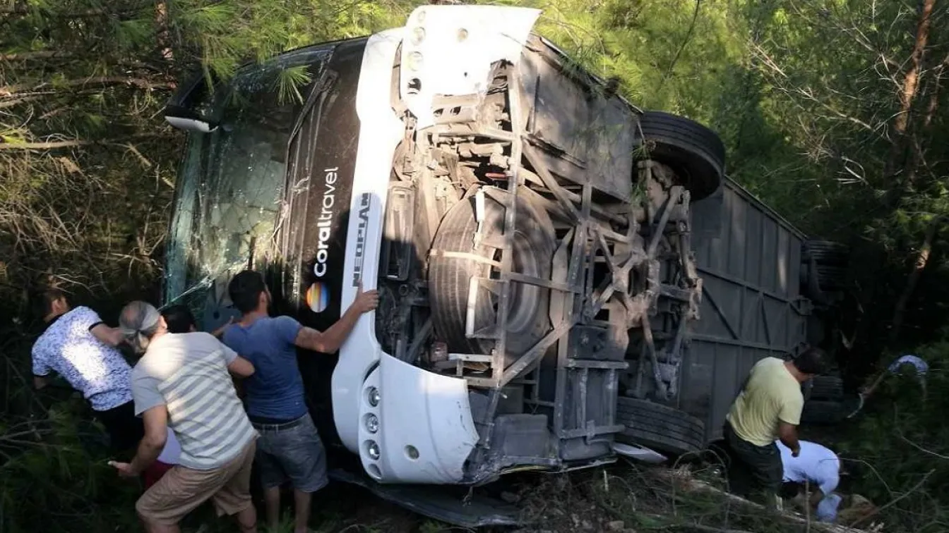 Автобус с туристи се преобърна в Турция, има ранени (ВИДЕО)