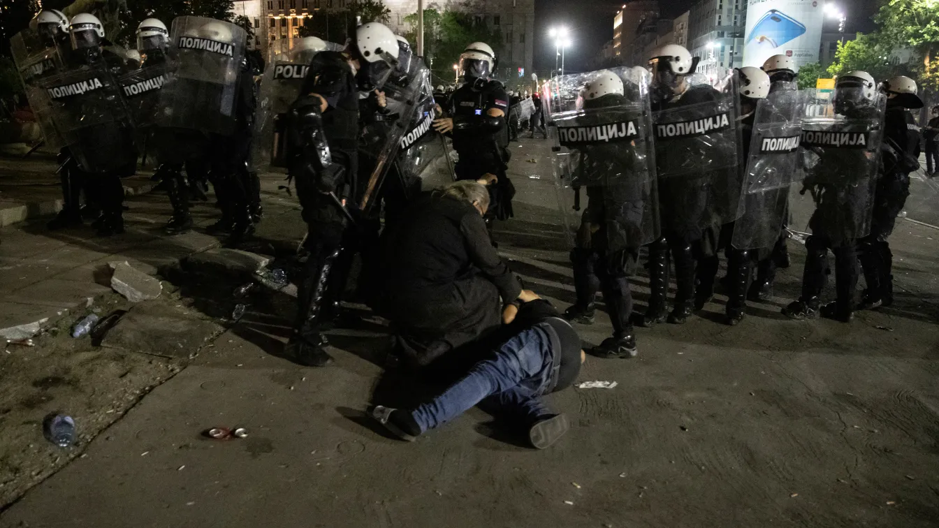 Протестиращи щурмуваха сръбския парламент (ВИДЕО)