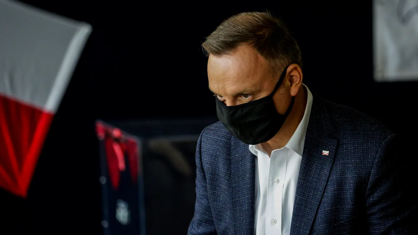 Анджей Дуда печели с минимална преднина президентските избори в Полшa