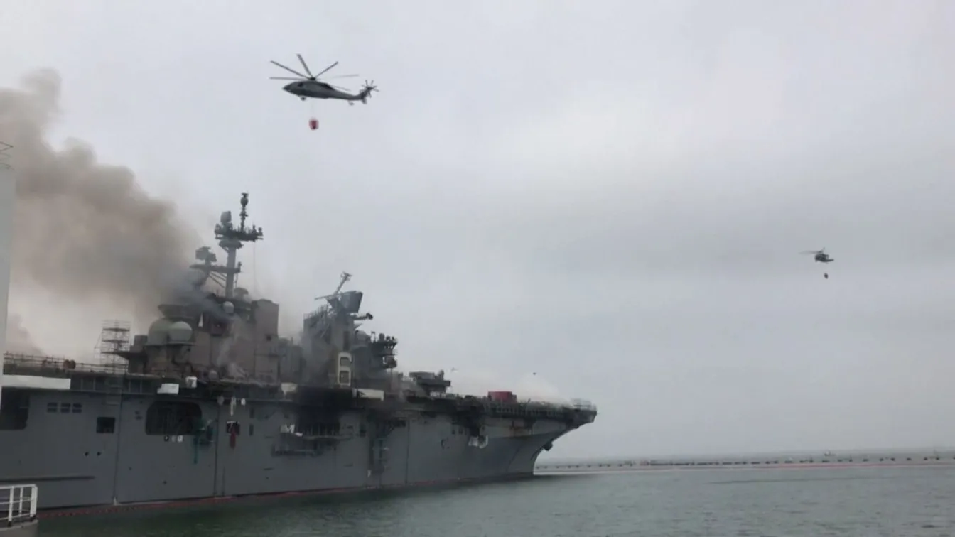 Втори ден продължава пожарът на военния кораб край Сан Диего