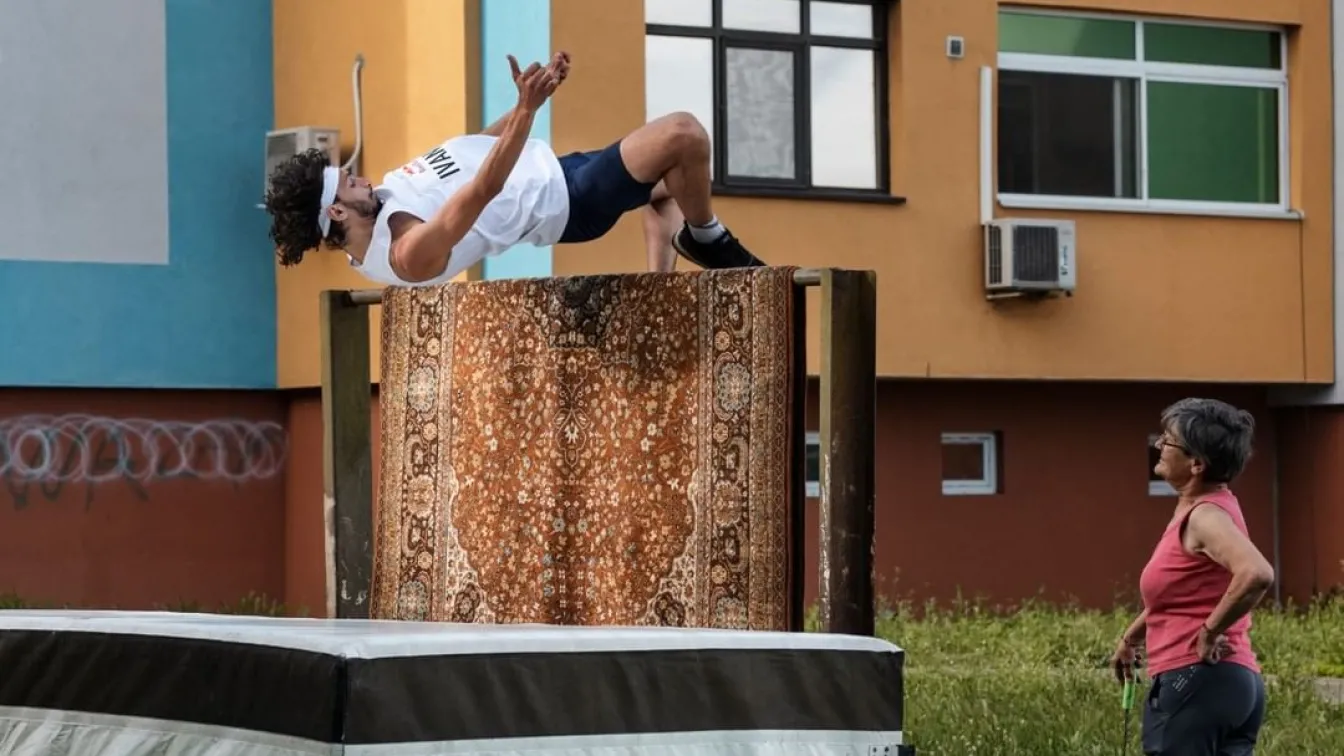 Градинка, лост за тупане на килими и люлка: Как тренира Тихомир Иванов?