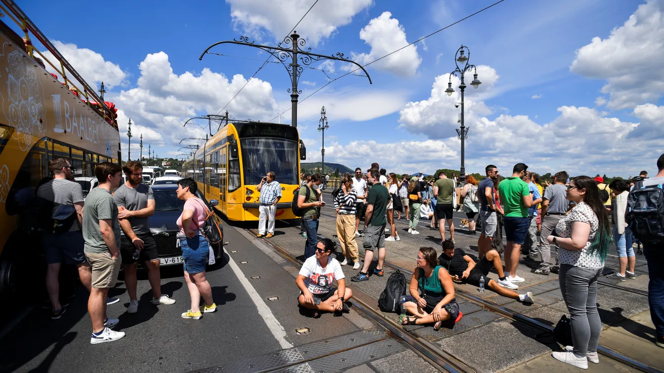 Блокада на централен мост в Будапеща заради подготвяно повишение на данъците