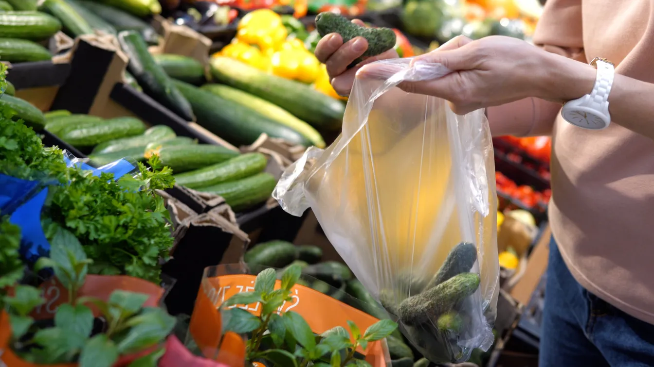 Вече имаме първата страна, забранила найлоновите торбички за зеленчуци в супермаркетите
