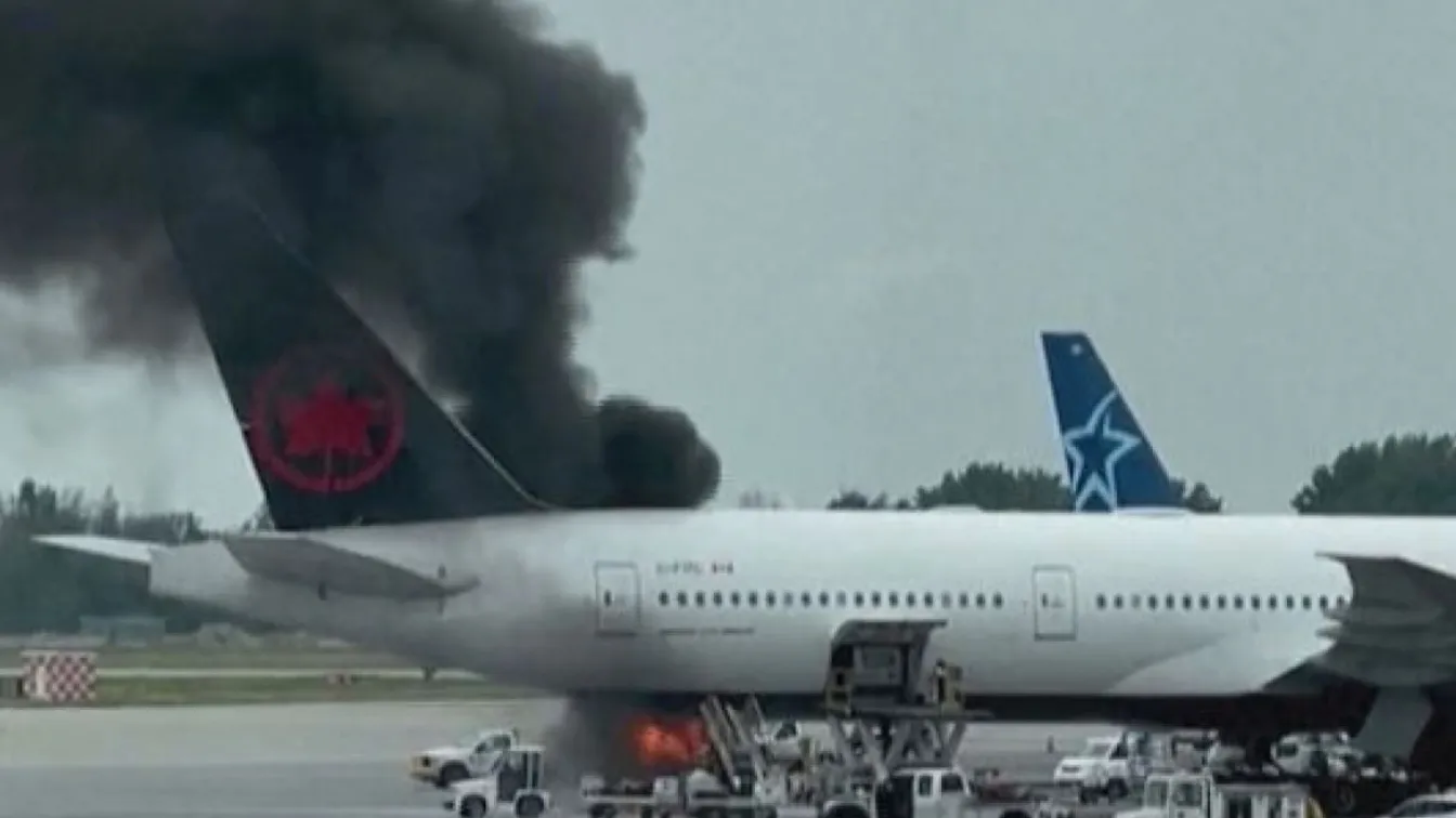 Самолет на Air Canada пламна на летище в Квебек (ВИДЕО)