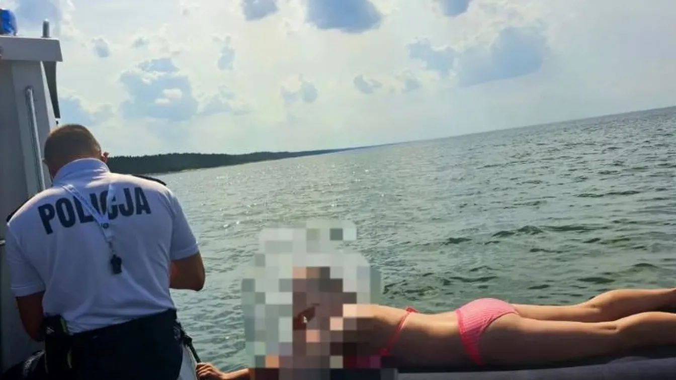 Отнесена от морето: Полиция спаси жена, заспала върху надуваемия си дюшек (СНИМКИ)