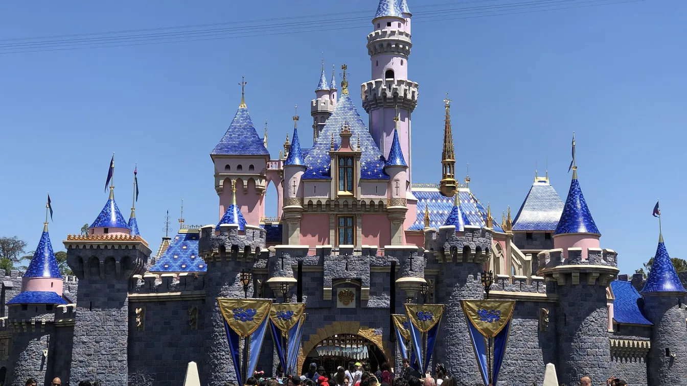 Живот в коли и мотели - какво е да работиш в Disneyland