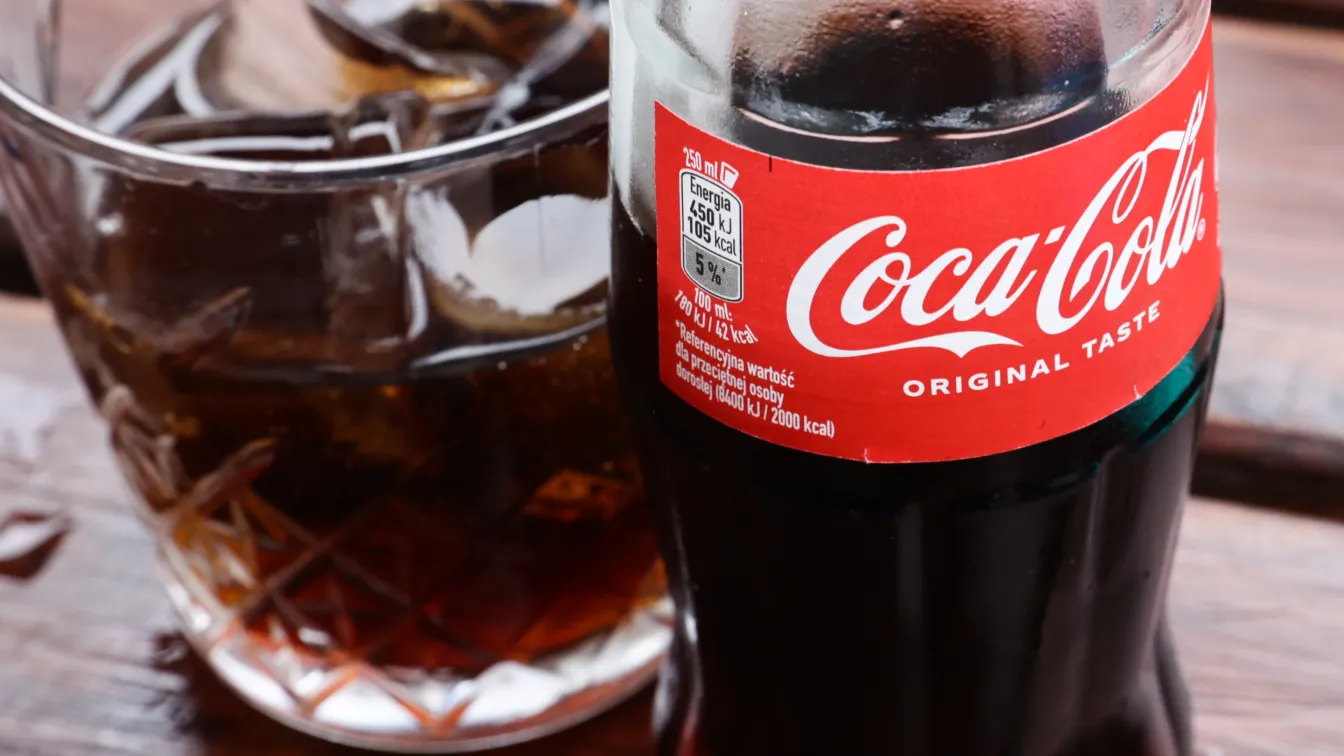 Coca-Cola пуска бутилки във формата на футболна топка преди Мондиал 2026