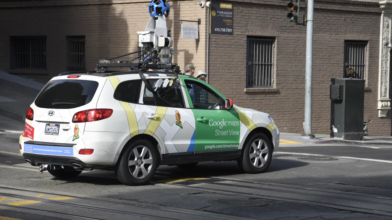 Мъж получи обещетение 12 хил. долара, след като е заснет гол от камера на Google Street View 