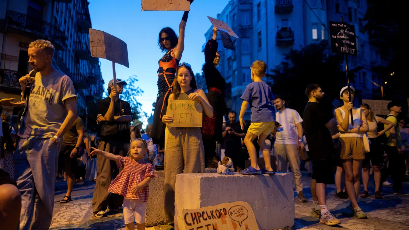 Протести в Украйна поставиха Зеленски пред една от най-сериозните му политически кризи (ВИДЕО)