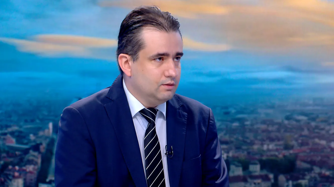 Божанов за самолетите-цистерни: Всички знаят, че това не е сделка. Американците са им казали: „Ако не ги пуснете, няма да има бензин“