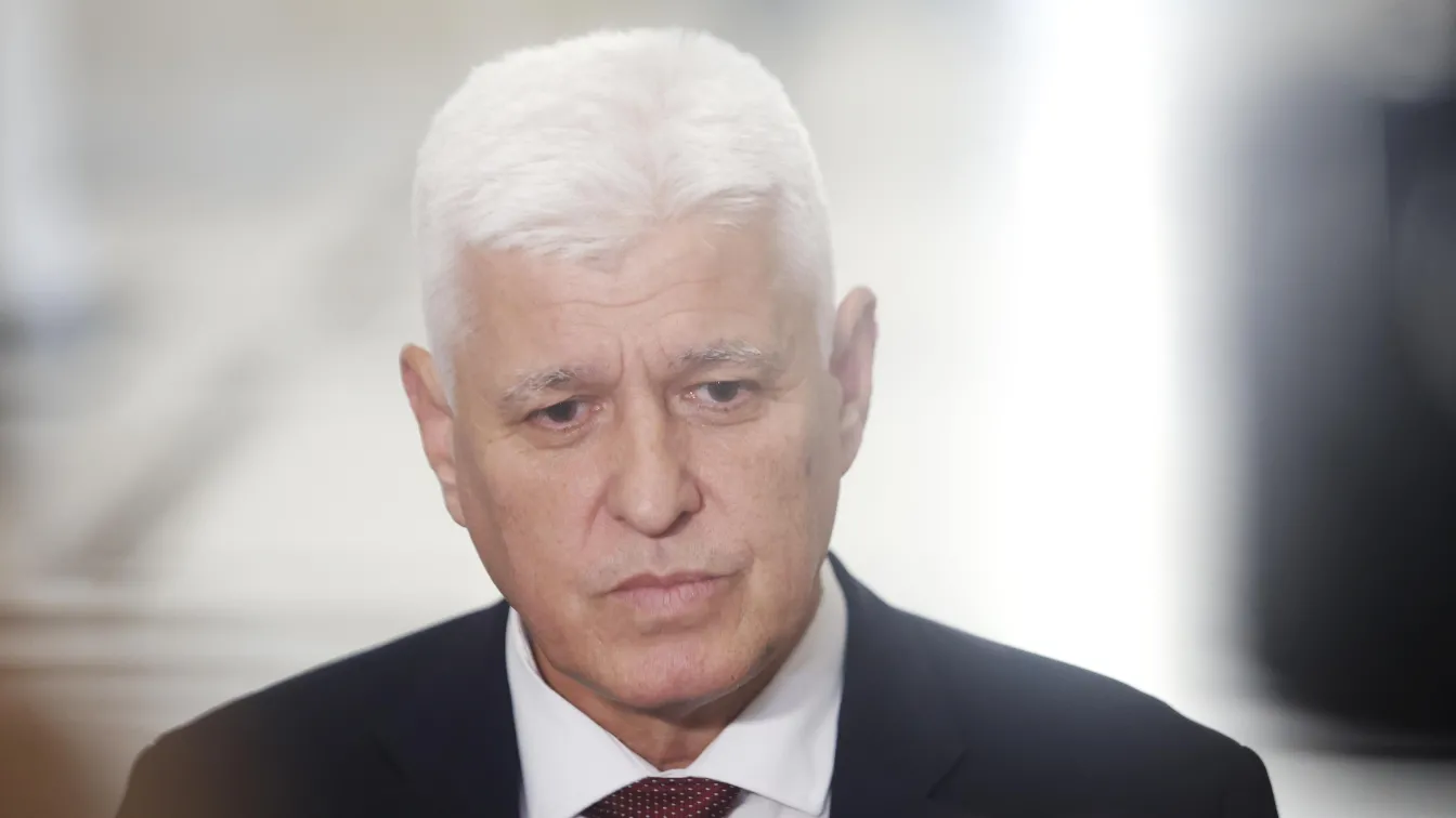 Министър Стоянов: Самолетите цистерни на САЩ напуснаха Безмер и отлетяха от България. Йотова: Мисията е приключила