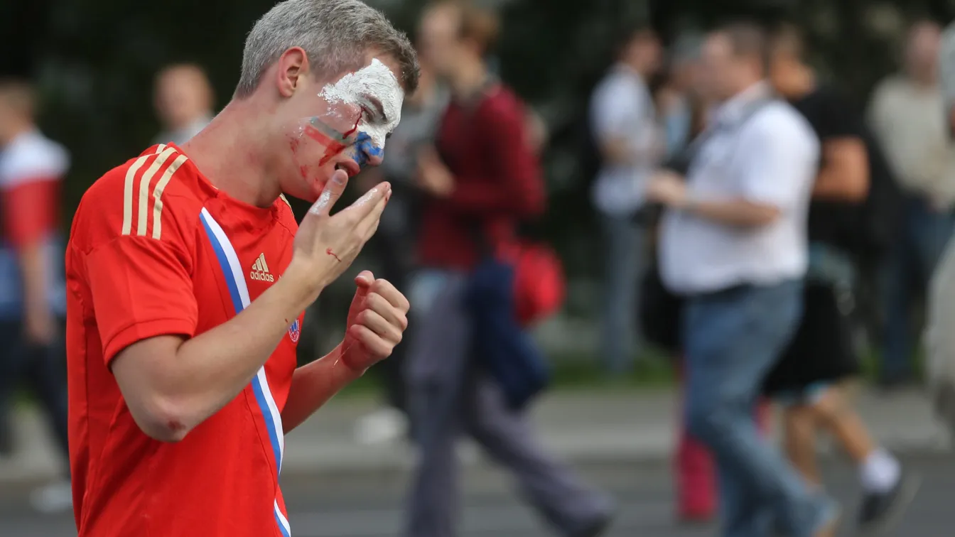Подкрепления фенове от Русия пътуват за Полша в търсене на мъст