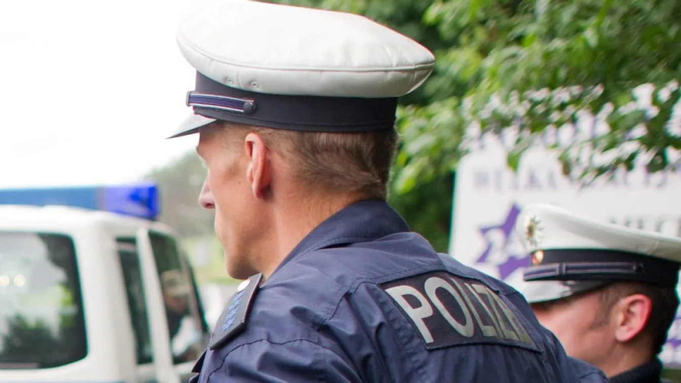 Двама българи задържани в Австрия за източване на банкови сметки