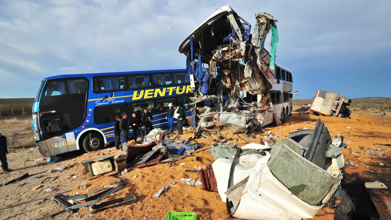 Два автобуса и камион се удариха в Аржентина, 11 души загинаха