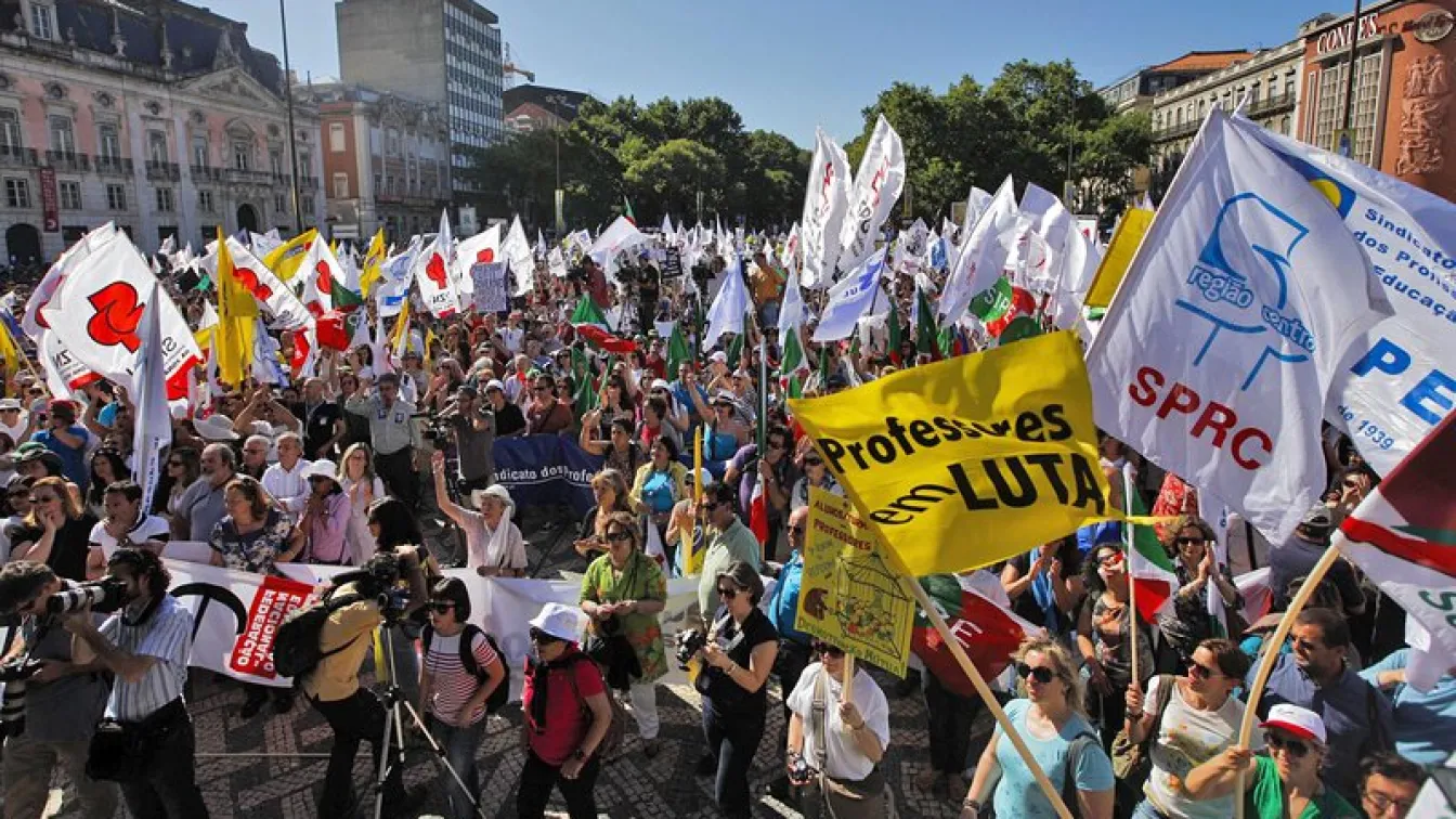 Хиляди учители в Лисабон на протест срещу свиването на разходите