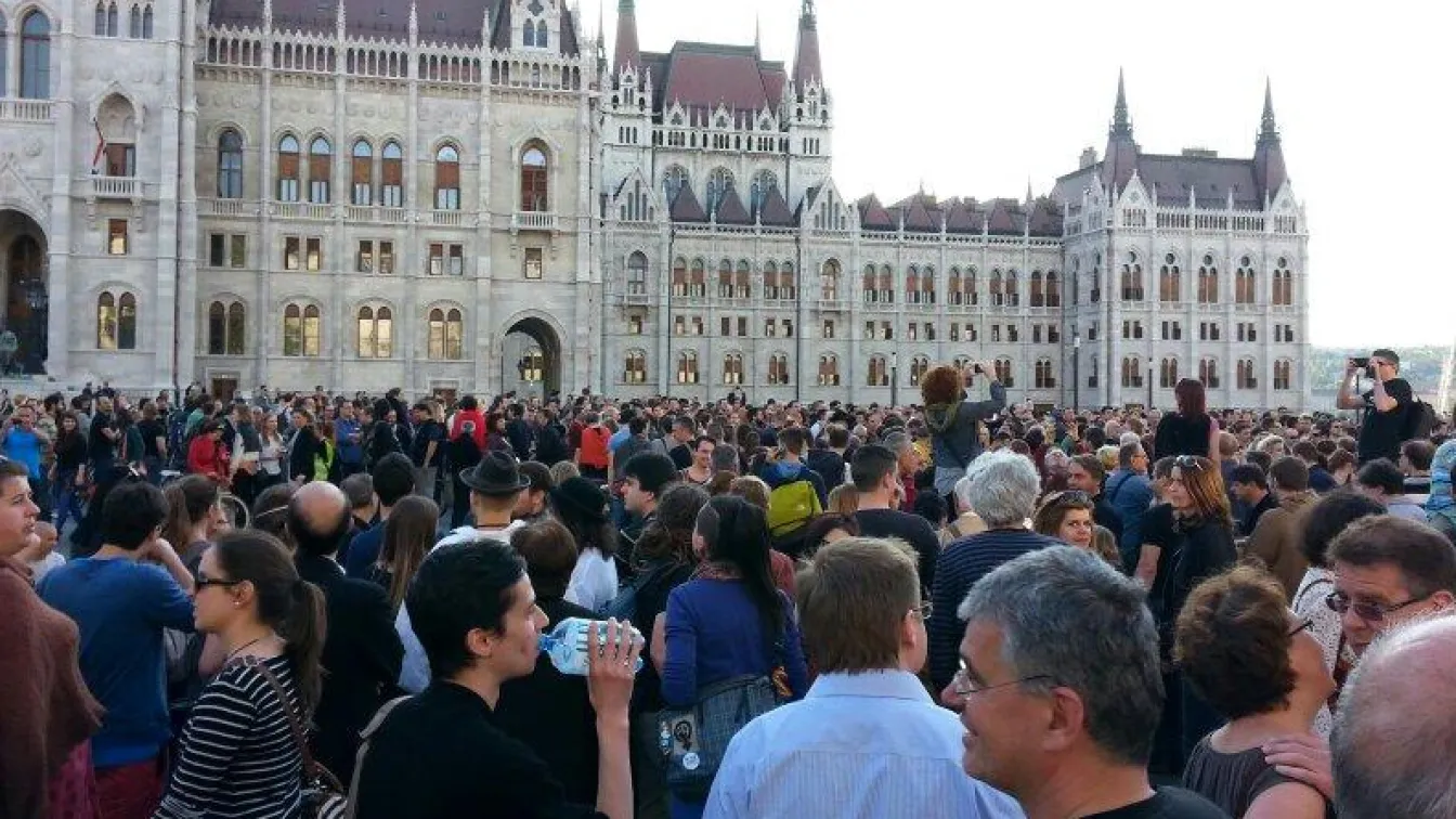 Унгарски медии на масов протест срещу проект за данък върху рекламата