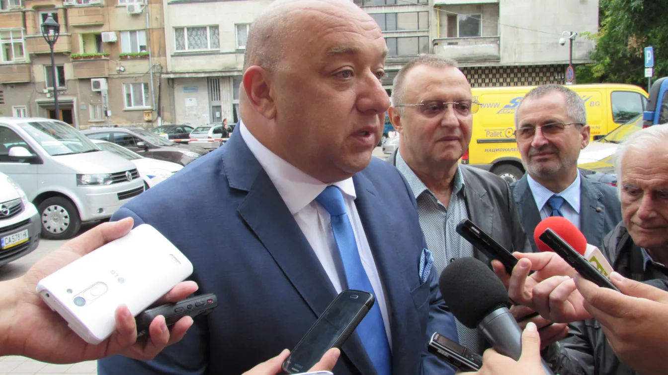 Кралев: Ще ни санкционират строго, ако се месим във футбола