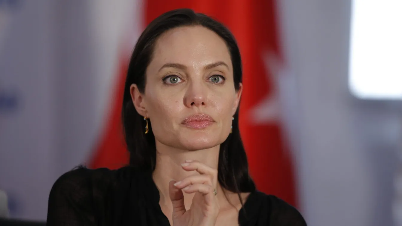 Андежлина Джоли посети лагер за бежанци в Турция (СНИМКИ)
