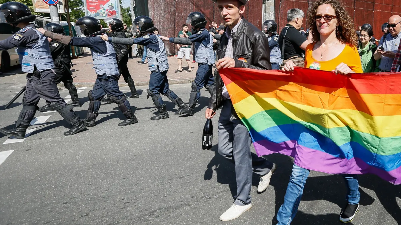 Гей парад без инциденти по улиците на Киев (СНИМКИ)