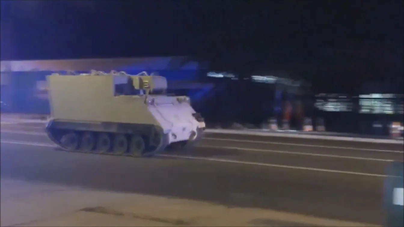 Военен с БТР се гони с полицията в американски град (ВИДЕО)