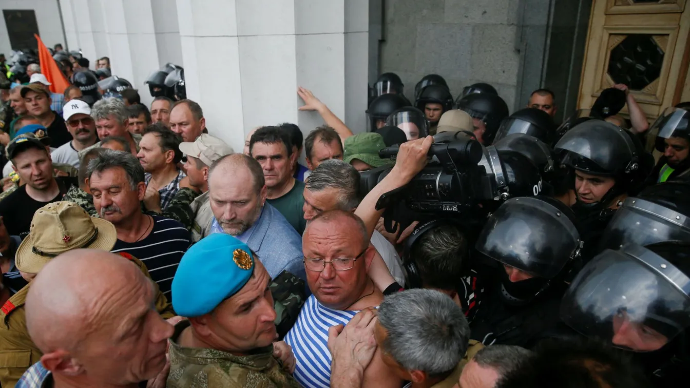 Сблъсъци между демонстранти и полиция пред Върховната рада в Киев 
