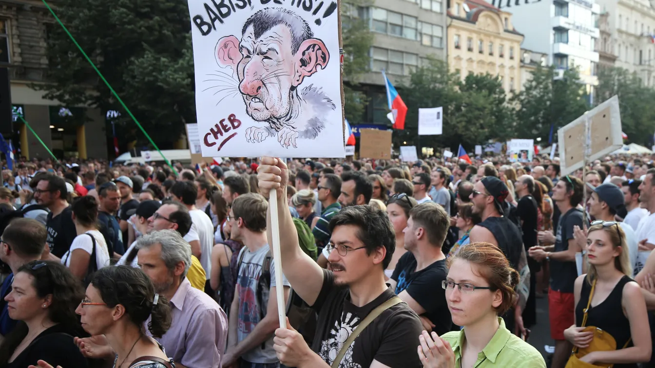 Хиляди на протест в Прага срещу чешкия премиер Андрей Бабиш (СНИМКИ)