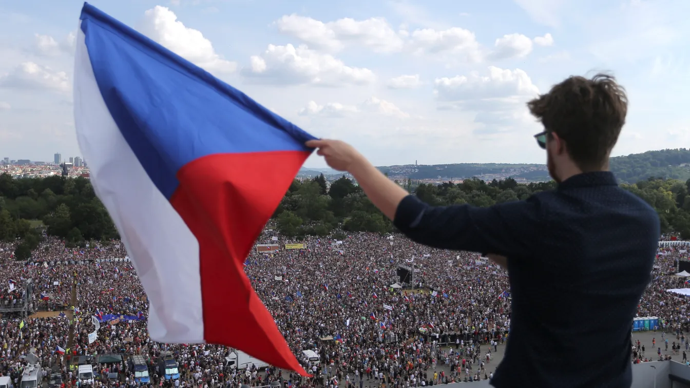 Многохиляден протест в Прага с искане оставката на Андрей Бабиш
