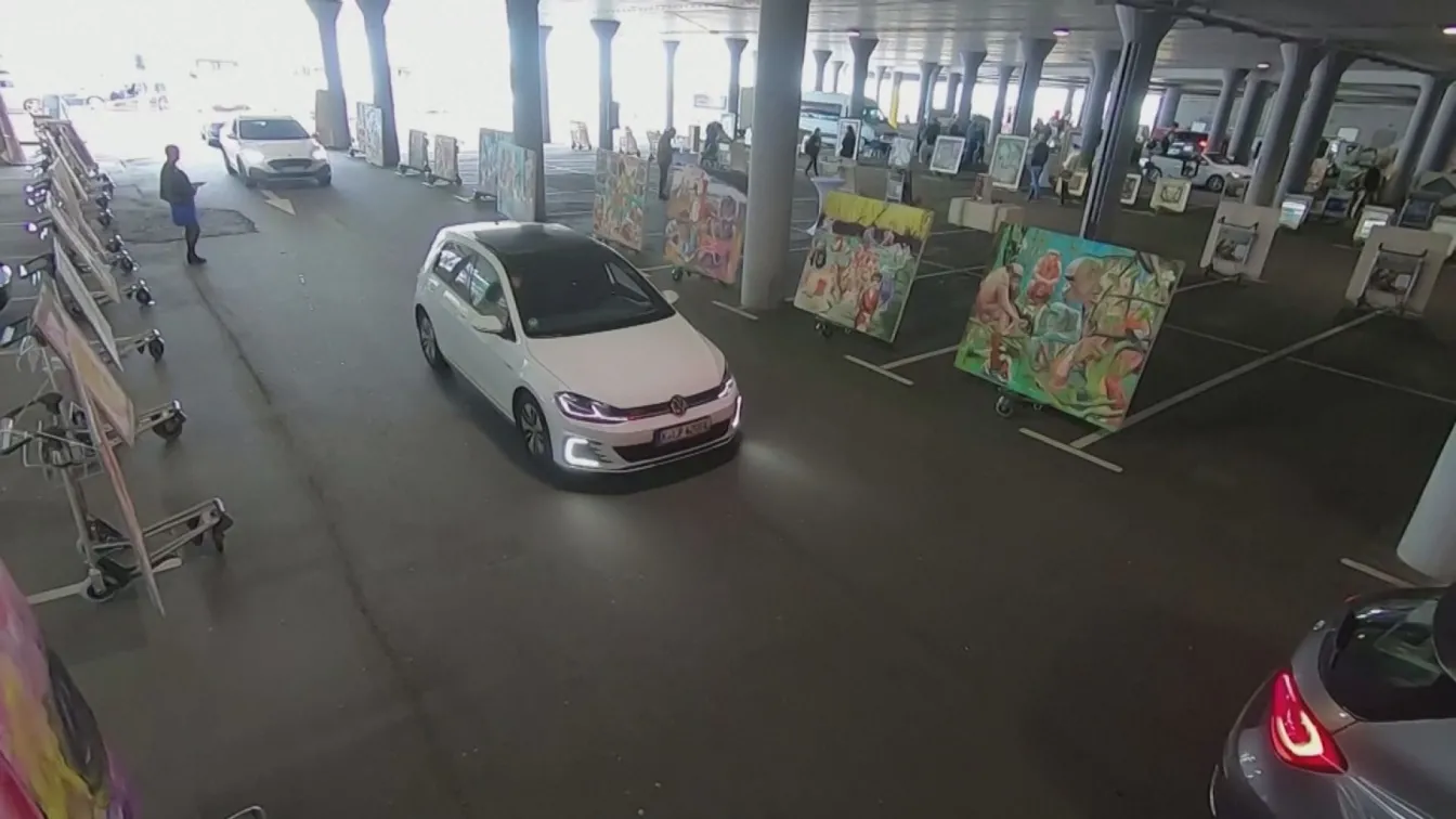 Автоизложба в Кьолн: Да разглеждаш картини от колата си (ВИДЕО)