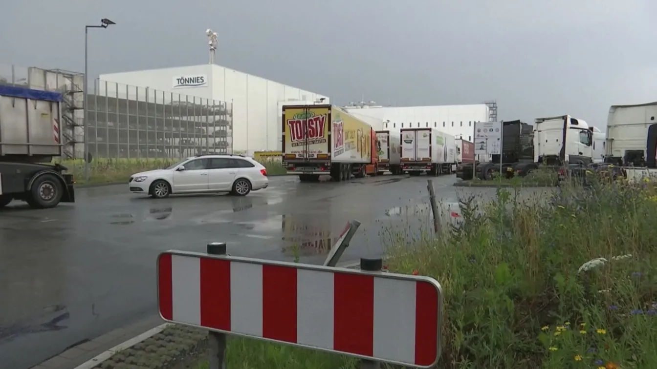 Българи са сред заболелите с COVID-19 в кланица в Германия, станала огнище на заразата